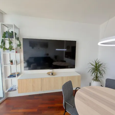 Moderne Design-wohnung Mit Bergblick & Terrasse Appartement *