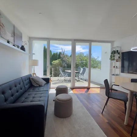Moderne Design-wohnung Mit Bergblick & Terrasse Appartement