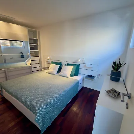 Moderne Design-wohnung Mit Bergblick & Terrasse Appartement *